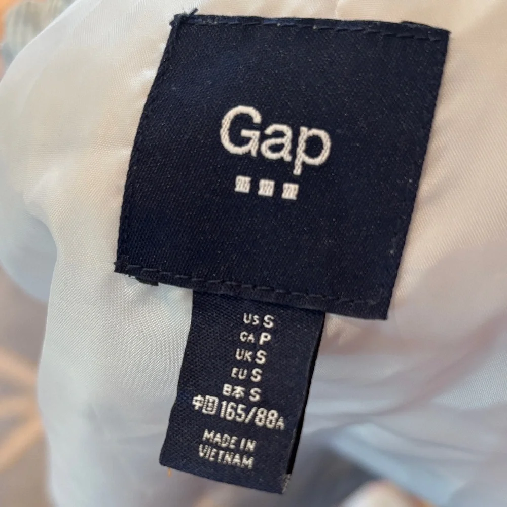 GAP Women's Chevron Quilted Vest - White and Gray - Picture 4 of 4